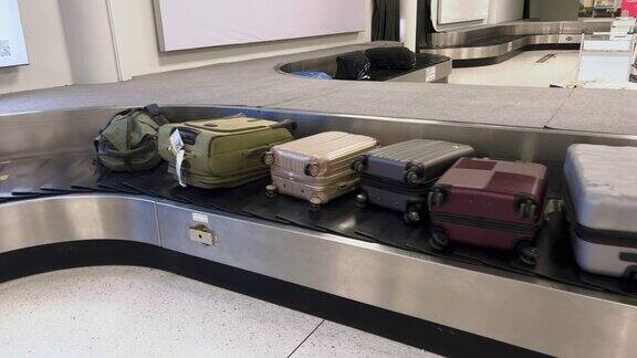在机场有行李传送带