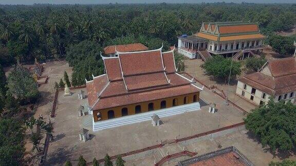 空中轨道拍摄的传统宝塔和周围的佛教建筑