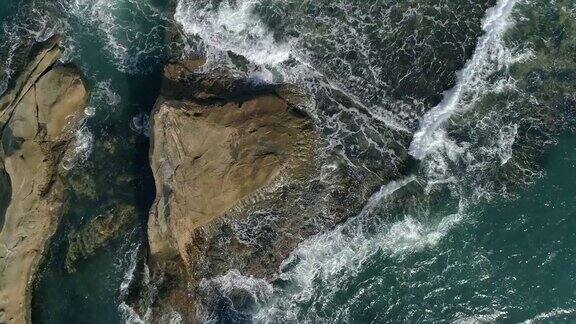 SLOMO海浪从上到下的角度冲击岩石