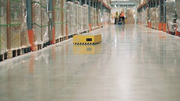 仓储机器人沿着走廊的地板行驶