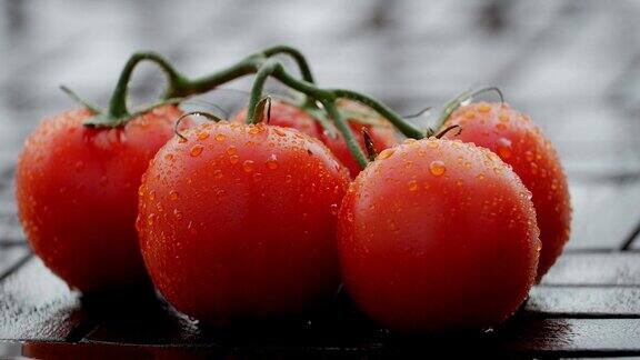 滴在成熟的西红柿上近距离