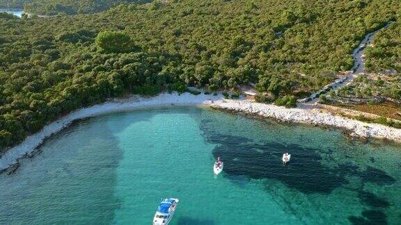 航拍海湾与水晶清澈的大海