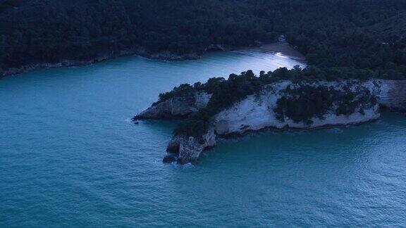 白色的岩石和蓝色的海意大利东海岸阿普利亚巴里维斯特亚得里亚海