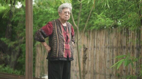 在日本花园里休息的老年妇女