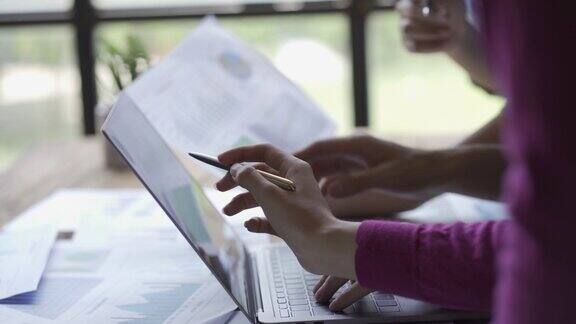 创业年轻的亚洲人会见财务报告论文图表笔记本电脑计算器在桌子上