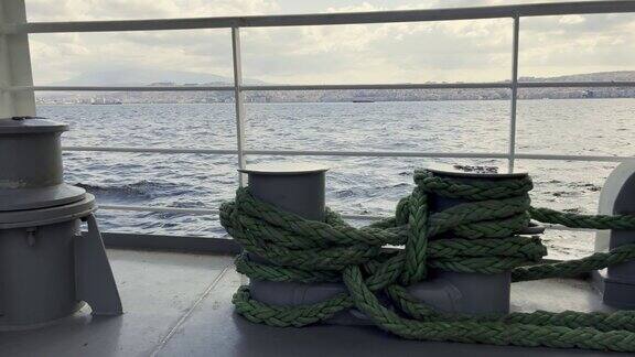 渡船里的大海和绳子