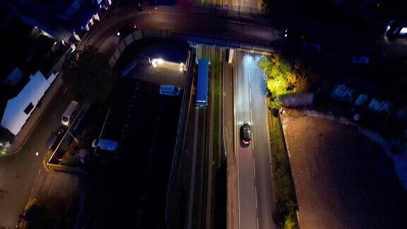 卢顿市中心的照明道路和住宅区