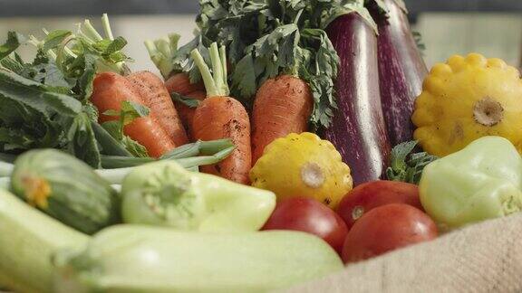 篮子里的新鲜蔬菜