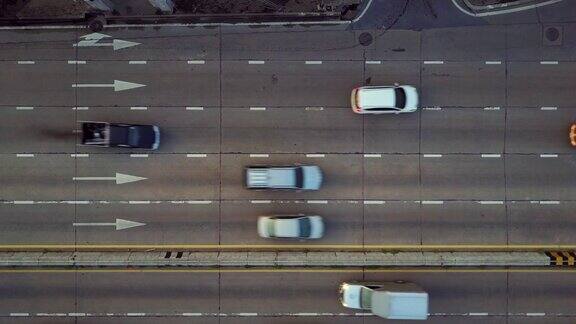 带箭头符号的多车道道路鸟瞰图城市汽车在道路上超速行驶