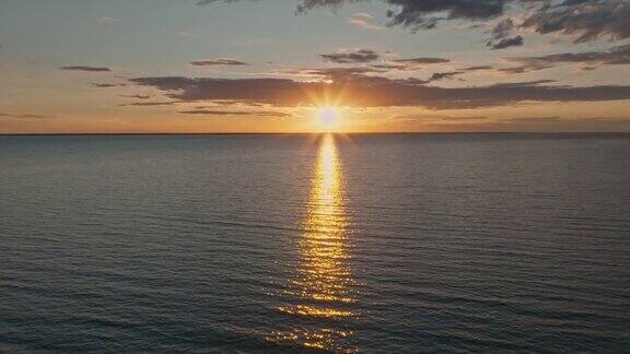 热带金色日落在海洋水的夕阳倒影