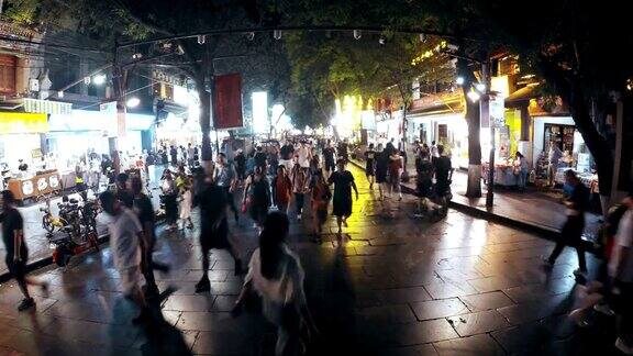 游客们正在西安惠民街参观