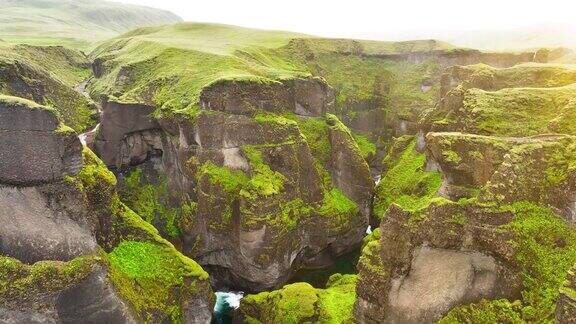 冰岛东南部Fjarrgljfur峡谷的4K航拍视频