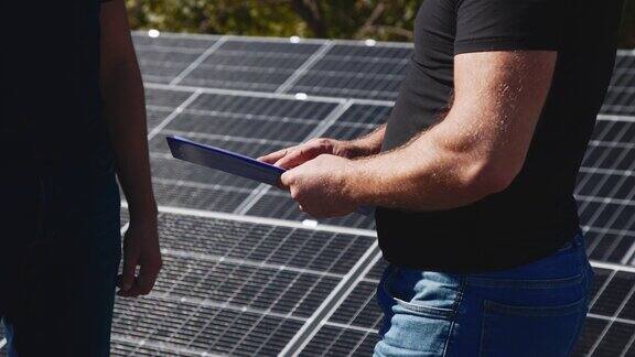 两位男工程师握手的特写背景是太阳能电池板就可再生和绿色能源工业概念领域的商业项目进行交易和协议