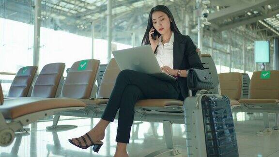 在机场的亚洲女商人