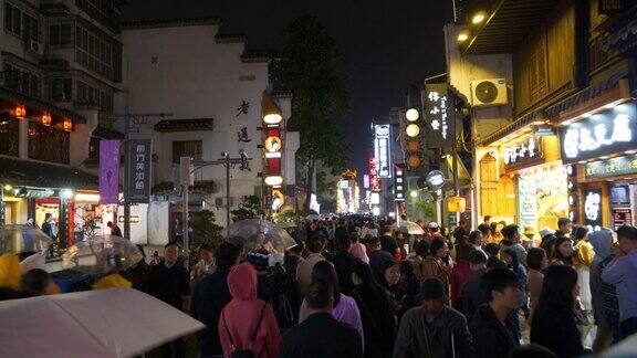 夜间照明长沙市区老拥挤步行街全景4k中国