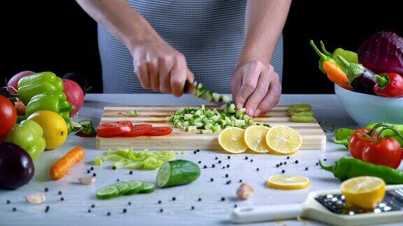 男人在厨房里切蔬菜切黄瓜