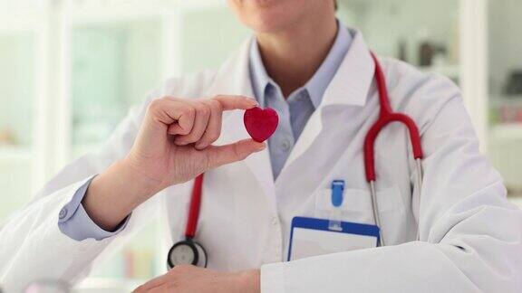 注意女性心脏病专家在诊所的心脏形状