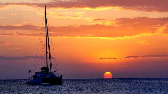 豪华游艇漂浮在安达曼海与日落背景的交通理念
