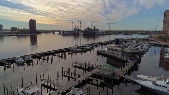 清晨从朴茨茅斯鸟瞰诺福克市中心弗吉尼亚的地平线横跨伊丽莎白河军舰是在港口的造船厂建造的