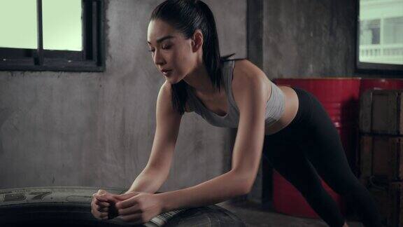 美丽的亚洲女人在私人健身房锻炼