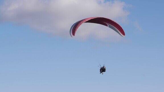 双人飞行滑翔伞极端滑翔伞飞行在晴朗的蓝天跳伞极限运动