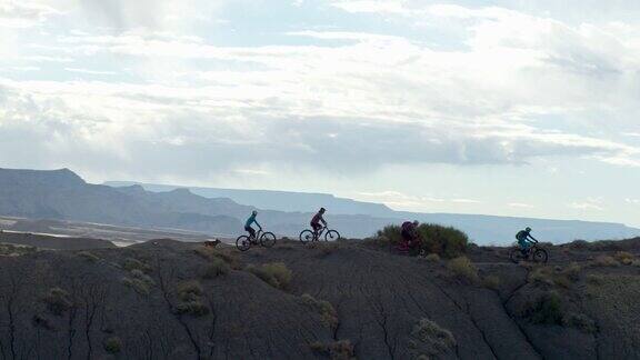 空中拍摄的四个山地自行车手沿着山脊18路在Fruita科罗拉多州