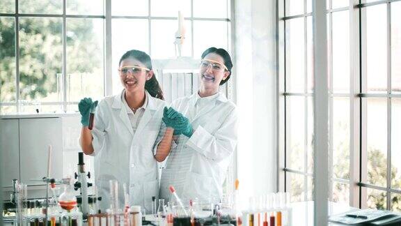 快乐的女性医学研究科学家在实验室工作