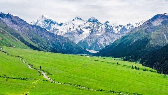 中国新疆山脉和白色冰川自然景观的航拍镜头