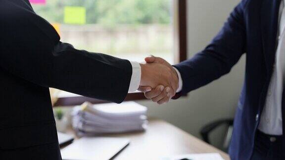 商人与客户签署合同文件开始业务协议进行团队合作