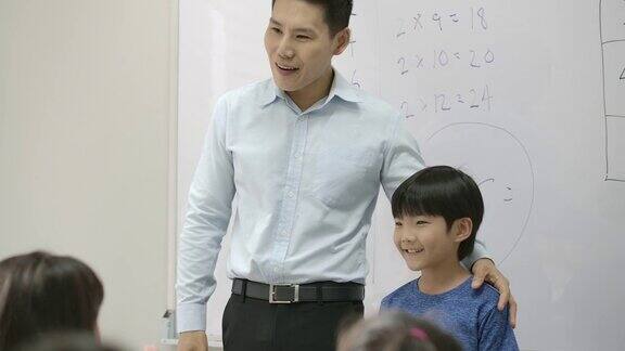 一个男生站在全班同学面前给他的小班同学做演讲幼儿园学前概念