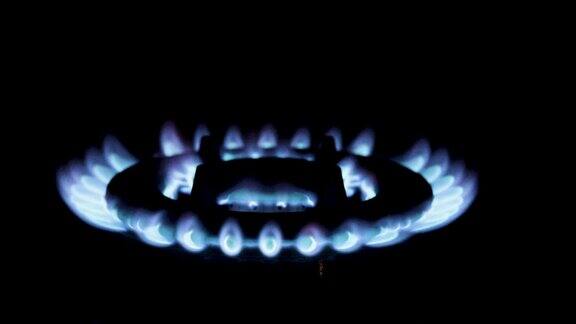 黑暗中炉子上的煤气火焰天然气的经济与生态全球天然气危机
