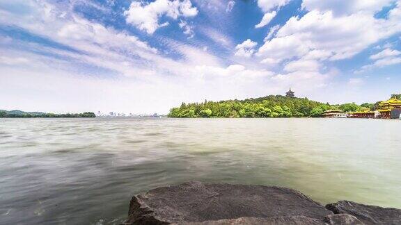 杭州雷峰塔位于西湖湖畔间隔拍摄