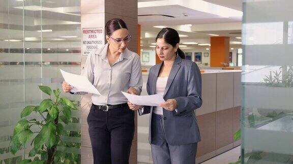 两个女商人在办公室里处理文件