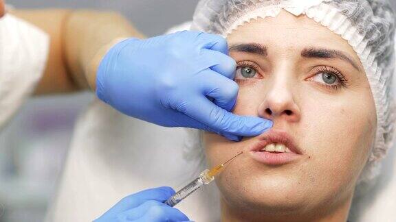 美容师用肉毒杆菌为嘴唇做整容手术