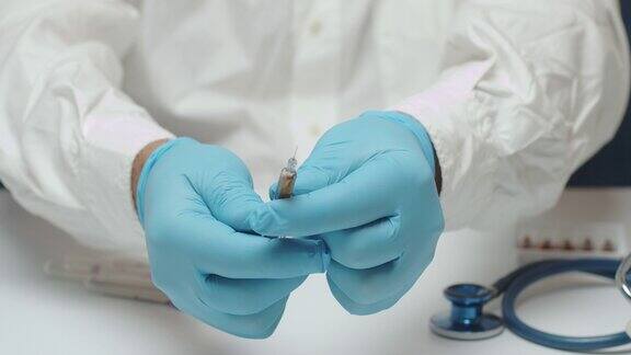在冠状病毒疫苗实验室检测期间医生使用注射器的手的特写