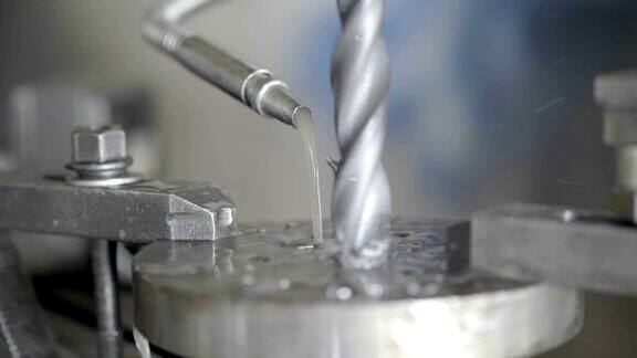 钻孔机的运动工业建筑工厂的钻孔钢和水冷件4k视频慢动作