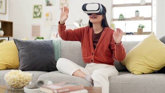 虚拟现实游戏眼镜沙发上的女人未来的视频游戏和在家的赛博朋克体验虚拟现实眼镜数字高科技和快乐的年轻人或沙发上的3d游戏玩家