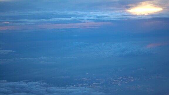 鸟瞰图多云和蓝天日落时飞机飞行