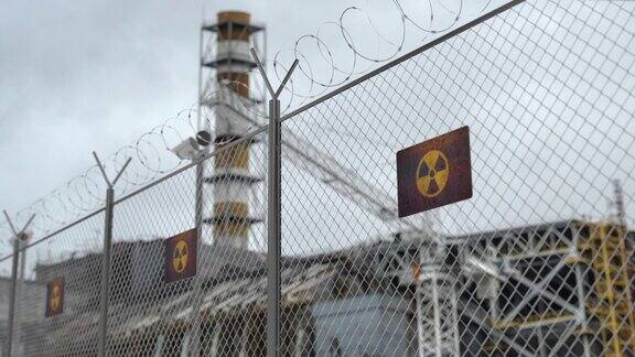 针对核电站的带有辐射警告标志的铁丝网