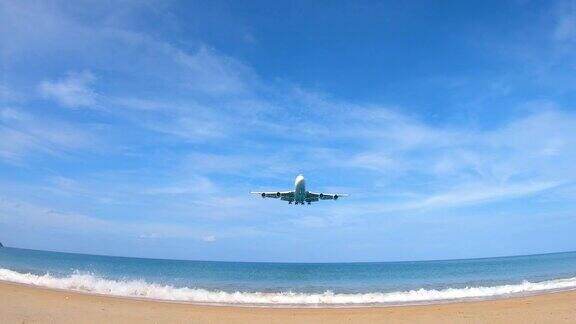 飞机降落在泰国迈考海滩的普吉岛机场