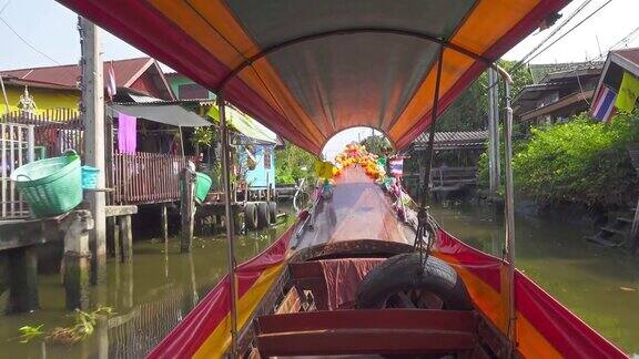 在泰国曼谷的运河上划船