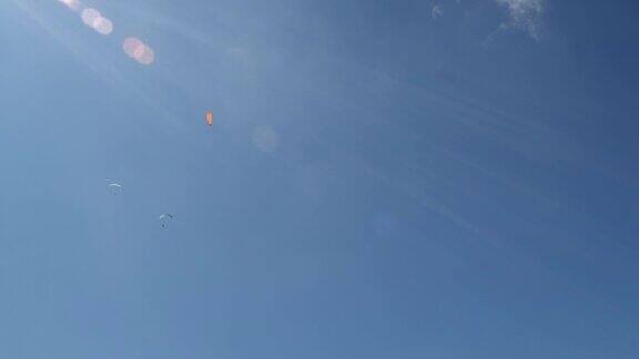 在阳光明媚的日子里玩滑翔伞
