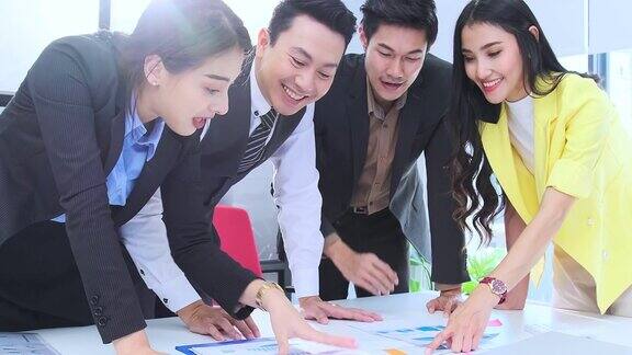 新常态的办公室生活方式亚洲商人和女商人头脑风暴会议一起与纸图表和笔记本电脑一起团队成就理念