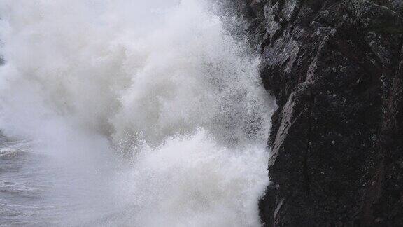 慢镜头暴风雨的海浪撞击着海岸岩石峭壁