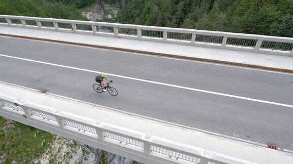 跟着一个骑公路自行车的人穿过山上一座漂亮的桥