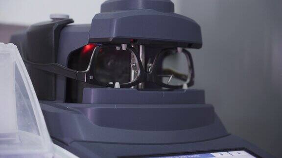 近景:眼科医疗器械在黑色眼镜框内制备镜片制作光学眼镜