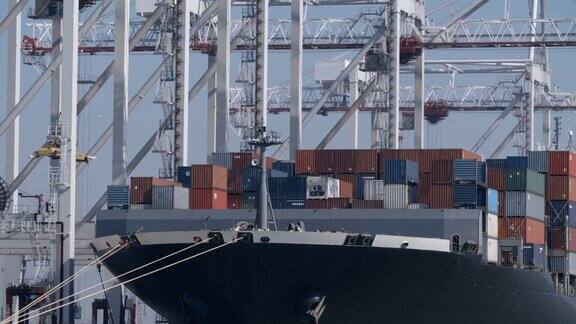 南安普顿码头的集装箱船