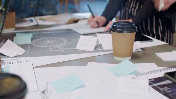 产品设计团队在创业机构规划自行车蓝图、创意和数字工程插图技术图纸手项目合作和3d品牌自行车创新