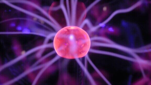 内部有许多能量射线的等离子球-特写