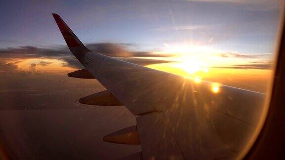 黄昏飞行和黄昏天空与飞机机翼从飞机窗口
